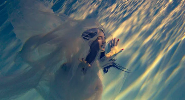 Podvodní Natáčení Krásné Ženy Bílém Létání Transparentní Šaty Plavání Vodě — Stock fotografie