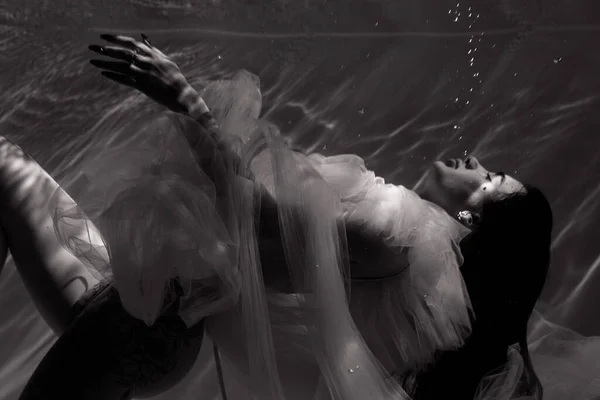 Podwodny Pęd Pięknej Kobiety Latającej Przezroczystej Sukni Relaksującej Się Wodzie — Zdjęcie stockowe