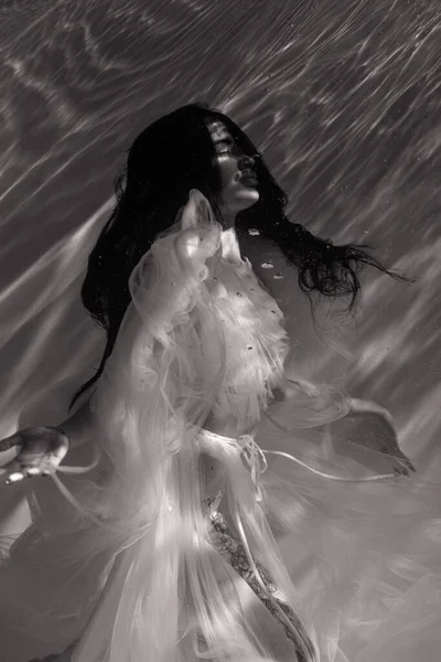 Podwodny Pęd Pięknej Kobiety Latającej Przezroczystej Sukni Relaksującej Się Wodzie — Zdjęcie stockowe