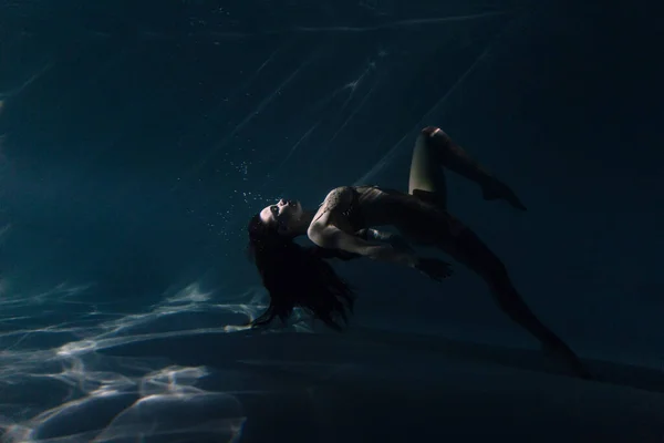 Unterwasser Shooting Einer Schönen Frau Mit Langen Haaren Die Wasser — Stockfoto