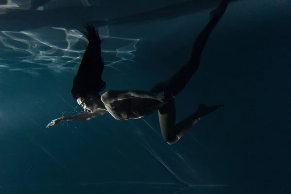 Підводний Знімок Красивої Жінки Довгим Волоссям Танцює Воді Сонячних Променях — стокове фото