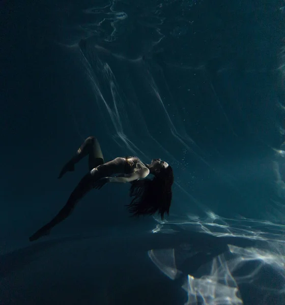 Onderwater Fotoshoot Van Mooie Vrouw Met Lang Haar Dansend Het — Stockfoto