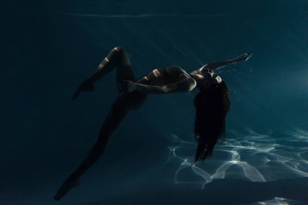 Подводная Съемка Красивой Женщины Длинными Волосами Танцующей Воде Солнечных Лучах — стоковое фото