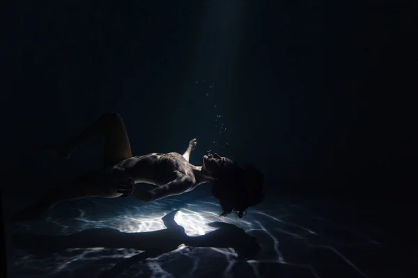 Подводная Съемка Красивой Женщины Плавающей Отдыхающей Воде Солнечных Лучах Фантастическая — стоковое фото