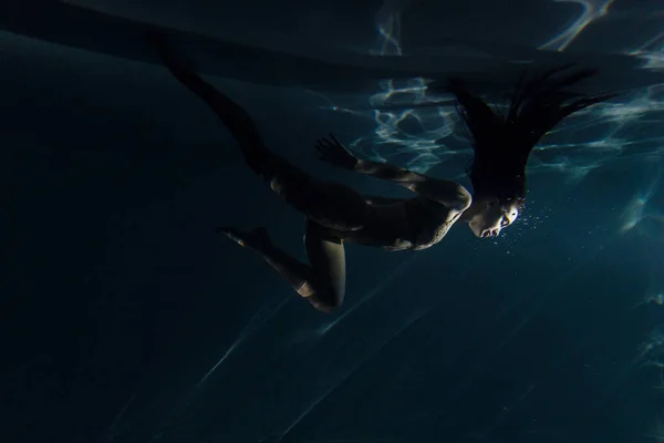 Tiro Subaquático Mulher Bonita Com Cabelos Longos Dançando Água Raios — Fotografia de Stock