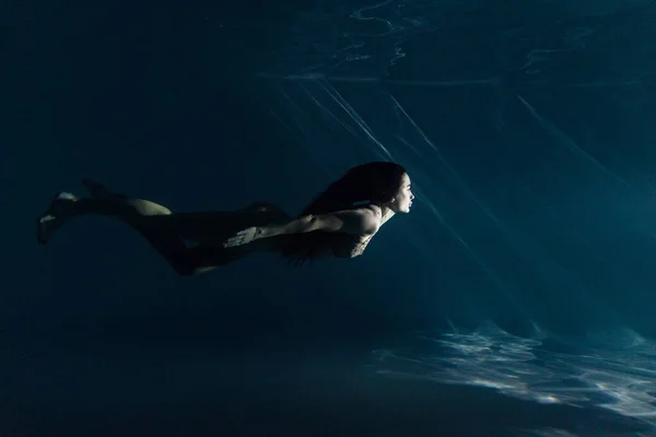 Подводная Съемка Красивой Женщины Длинными Волосами Купающейся Воде Солнечных Лучах — стоковое фото