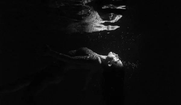 Víz Alatti Fotózás Gyönyörű Úszás Pihentető Vízben Napsugarak Fantasy Sellő — Stock Fotó