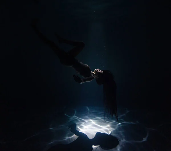 Podwodny Pęd Pięknej Kobiety Pływającej Relaksującej Się Wodzie Promieniach Słońca — Zdjęcie stockowe