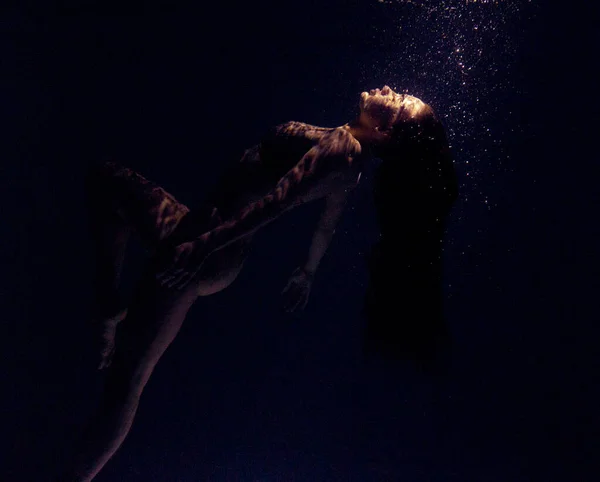 Sesión Submarina Hermosa Mujer Nadando Relajándose Agua Los Rayos Sol —  Fotos de Stock