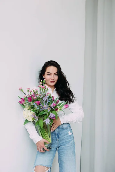Mladá Šťastná Žena Stojící Držící Vázu Kyticí Květin Rukou Pozadí — Stock fotografie