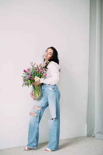 Fiatal Boldog Áll Tartsa Váza Virágokkal Csokor Kezében Háttér Otthon — Stock Fotó