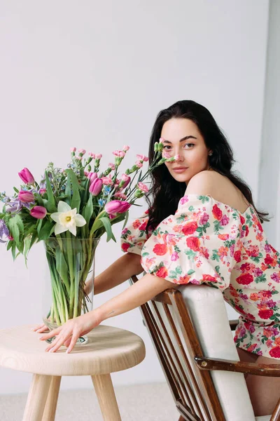 Portræt Ung Lykkelig Kvinde Nær Vase Med Blomster Buket Hvid - Stock-foto