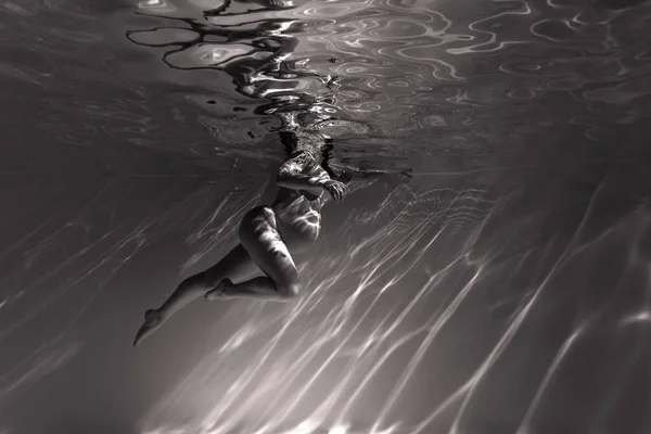 Podwodny Pęd Pięknej Ciężarnej Kobiety Tańczącej Wodzie Promieniach Słońca Fantasy — Zdjęcie stockowe