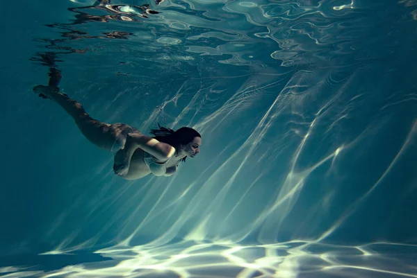Підводний Знімок Красивої Вагітної Жінки Плаває Воді Через Сонячні Промені — стокове фото