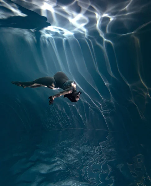 Onderwater Opname Van Prachtige Zwangere Vrouw Zwemmen Water Door Zonnestralen — Stockfoto