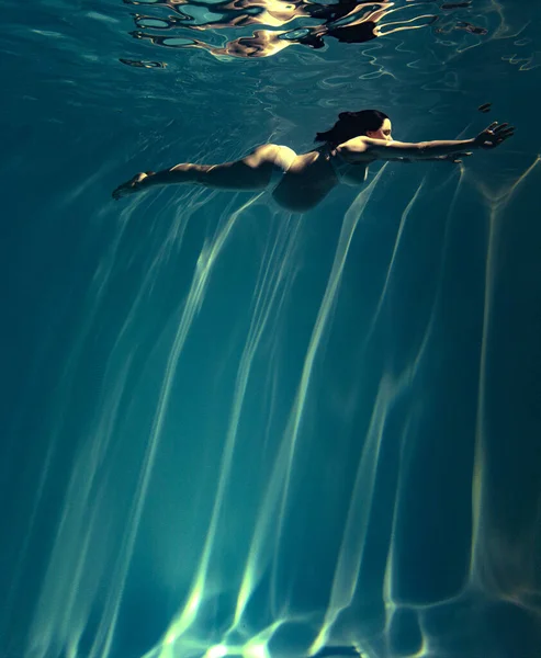 Подводная Съемка Красивой Беременной Женщины Плавающей Воде Через Солнечные Лучи — стоковое фото