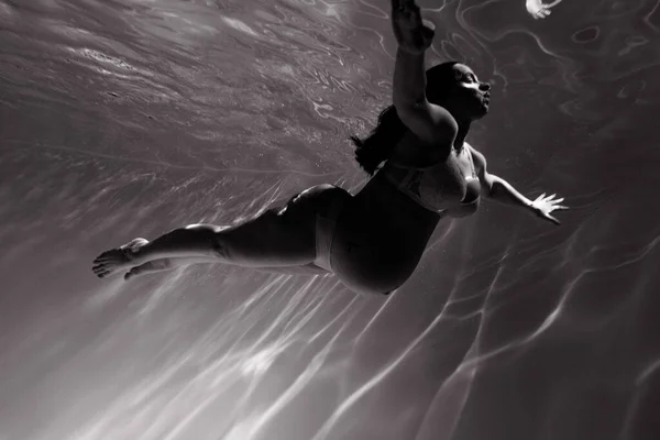 Podvodní Natáčení Krásné Těhotné Ženy Plavat Vodě Přes Sluneční Paprsky — Stock fotografie