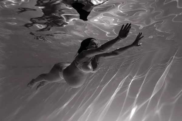 Sesión Submarina Hermosa Mujer Embarazada Nadando Agua Través Rayos Sol — Foto de Stock