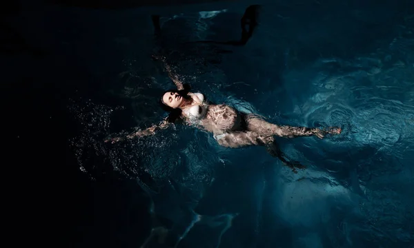 Красивая Беременная Женщина Плавает Поверхности Воды Наслаждается Беременная Женщина Фоне — стоковое фото