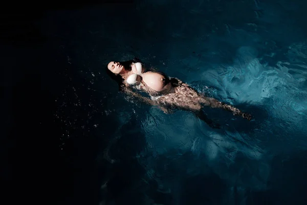 Piękna Kobieta Ciąży Pływa Powierzchni Wody Cieszyć Kobieta Ciąży Tle — Zdjęcie stockowe