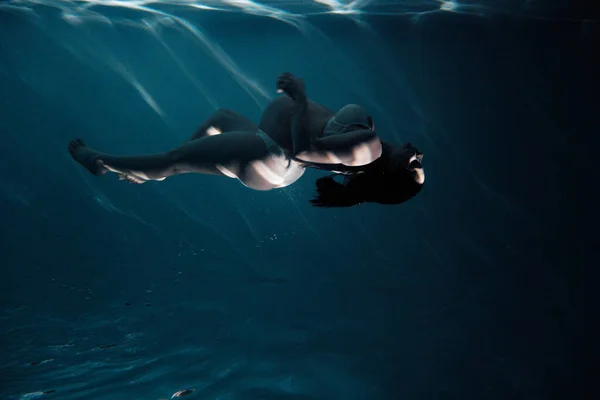 Podwodny Pęd Pięknej Ciężarnej Kobiety Pływającej Wodzie Przez Promienie Słońca — Zdjęcie stockowe