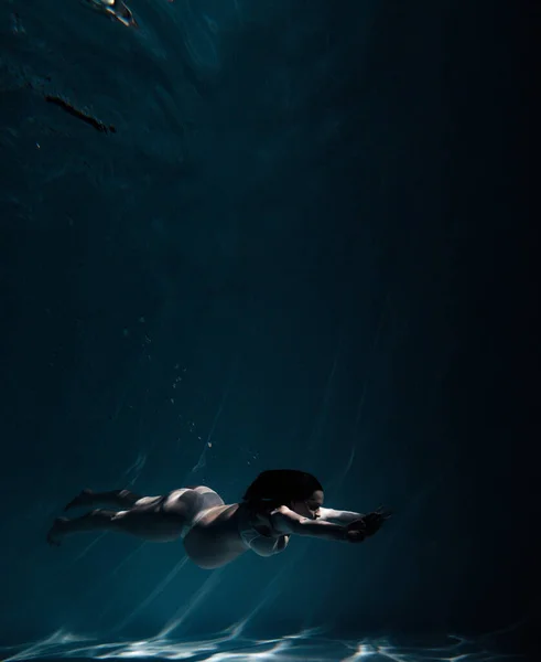 Víz Alatti Fotózás Gyönyörű Terhes Úszik Vízben Keresztül Napsugarak Fantasy — Stock Fotó
