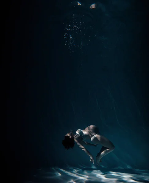 Podvodní Natáčení Krásné Těhotné Ženy Plavat Vodě Přes Sluneční Paprsky — Stock fotografie
