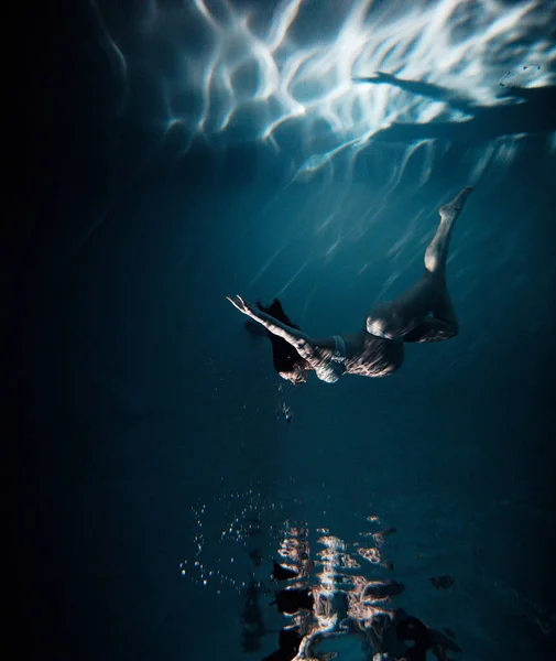 美丽的孕妇在水下拍摄的照片 通过阳光在水里游泳 幻想美人鱼与绿松石水底的光芒 — 图库照片