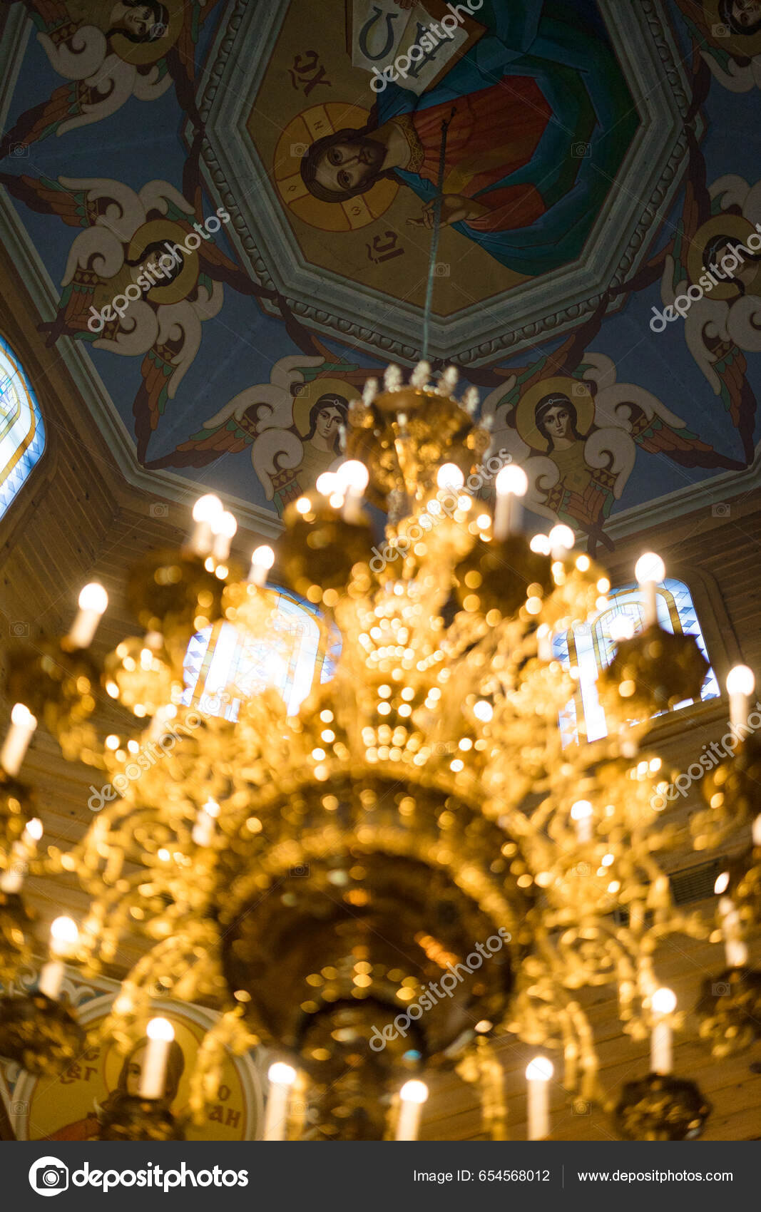 Näkymä Maalaus Katedraali Kupoli Ortodoksisessa Kirkossa Taustaa Vasten  Hehkuva Kattokruunu — valokuva © stasia04 #654568012