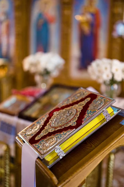 Szoros Kilátás Szent Biblia Szószéken Esküvő Során Egy Ortodox Templomban — Stock Fotó