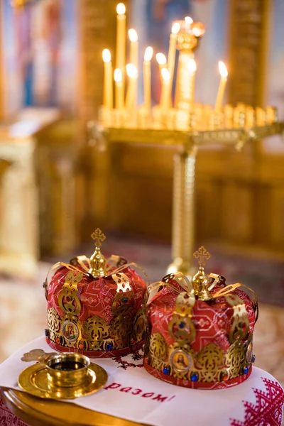 우크라이나 정교회에서 결혼식 촛불을 배경으로 수놓은 타월로 결혼식의 왕관을 클로즈업으로 — 스톡 사진