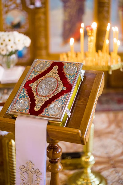 Närbild Till Den Heliga Bibeln Föreläsaren Bröllopsceremoni Ortodox Kyrka Mot — Stockfoto