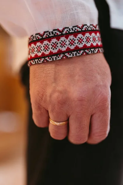 Рука Українського Чоловіка Золотим Обручем Пальцях Традиційній Вишитій Сорочці Під — стокове фото