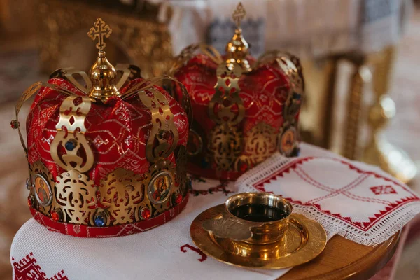 우크라이나 정교회에서 결혼식에서 수놓은 그릇에 클로즈업으로 수있다 — 스톡 사진