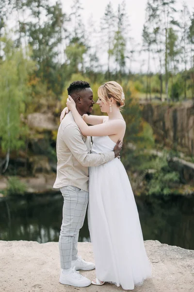 Casal Inter Racial Feliz Recém Casados Fica Rocha Abraça Contra — Fotografia de Stock