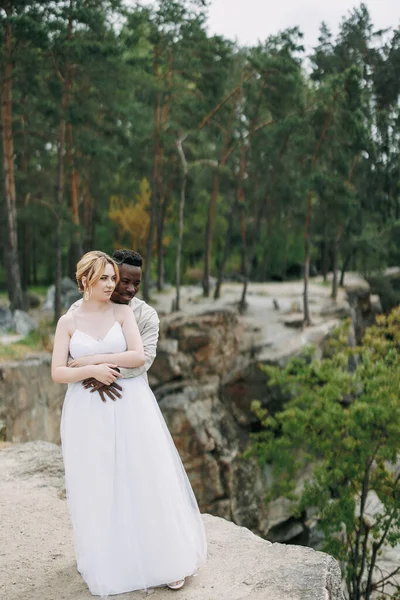 Mutlu Irklar Arası Çiftler Yeni Evliler Kayaların Üzerinde Duruyor Ormanın — Stok fotoğraf
