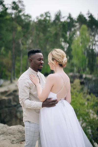 Casal Inter Racial Feliz Recém Casados Fica Rocha Abraça Contra — Fotografia de Stock