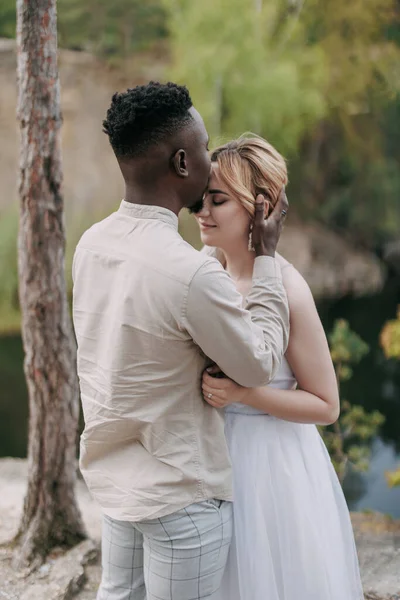 Feliz Pareja Interracial Recién Casados Para Abraza Besa Contra Fondo — Foto de Stock