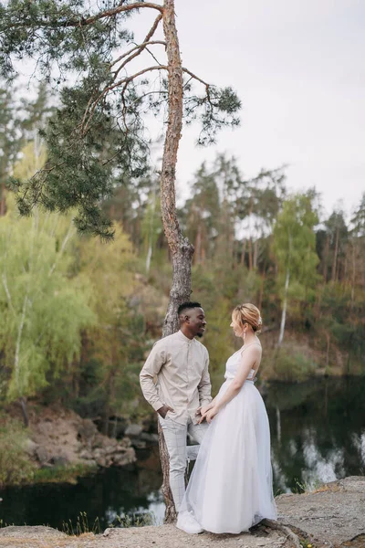 Feliz Pareja Interracial Recién Casados Encuentra Roca Habla Sobre Fondo — Foto de Stock