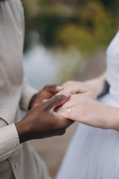 Nygifta Par Rasblandning Håller Varandra Handen Närbild Begreppet Kärleksrelationer Och — Stockfoto