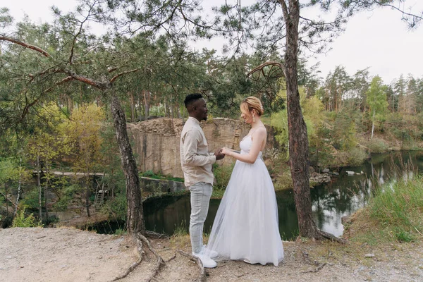 Feliz Pareja Interracial Recién Casados Levanta Sostiene Las Manos Unos — Foto de Stock