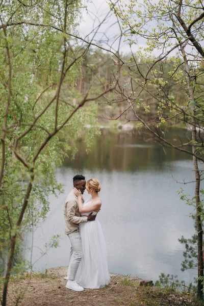 Heureux Couple Interracial Jeunes Mariés Tient Embrasse Sur Fond Lac — Photo