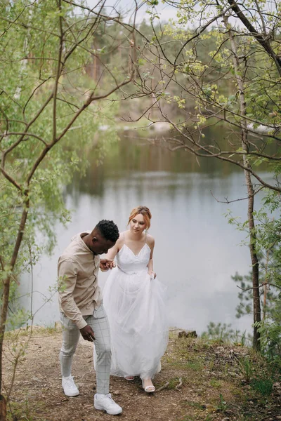 Mutlu Irklar Arası Çiftler Yeni Evliler Birbirlerinin Elini Tutarlar Gölün — Stok fotoğraf