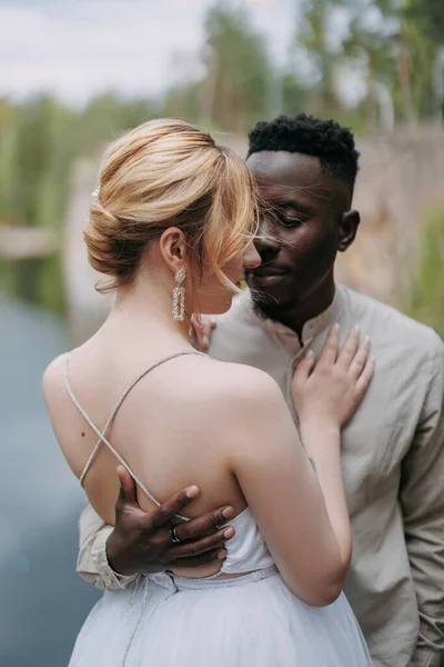Feliz Pareja Interracial Recién Casados Levanta Abraza Contra Fondo Hermoso —  Fotos de Stock