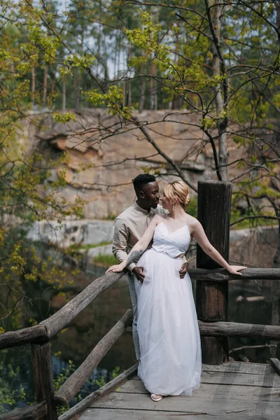 Feliz Pareja Interracial Recién Casados Encuentra Puente Madera Abraza Contra — Foto de Stock