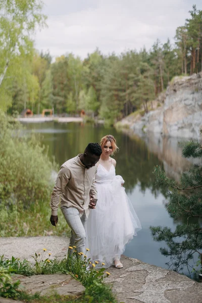 Feliz Pareja Interracial Recién Casados Toma Las Manos Camina Contra — Foto de Stock