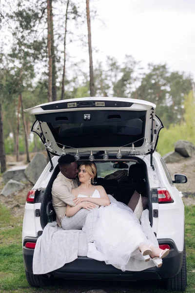 Mutlu Irklar Arası Çiftler Yeni Evliler Açık Bir Arabanın Bagajında — Stok fotoğraf