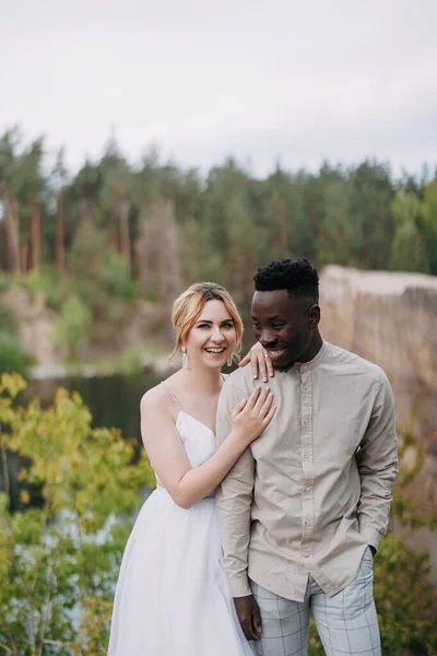 Feliz Pareja Interracial Recién Casados Pone Pie Ríe Alegremente Contra —  Fotos de Stock