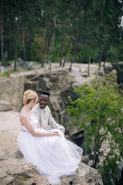 Jeune Couple Interracial Jeunes Mariés Assis Sur Rocher Parle Sur — Photo