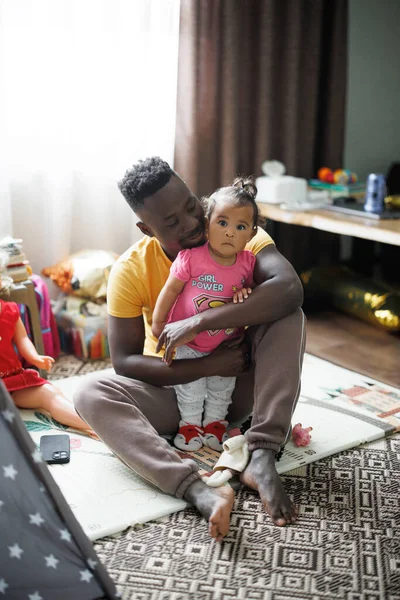 Ung Afrikansk Man Leker Med Sin Dotter Från Rasblandat Äktenskap — Stockfoto